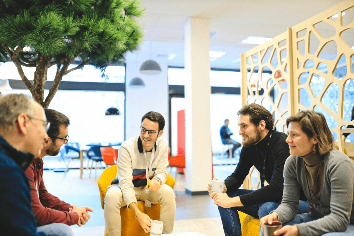 Equipo reunido y colaborando en una oficina