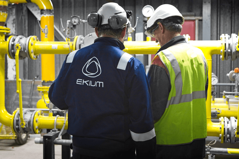 Profesionales de EKIUM trabajando en una instalación industrial