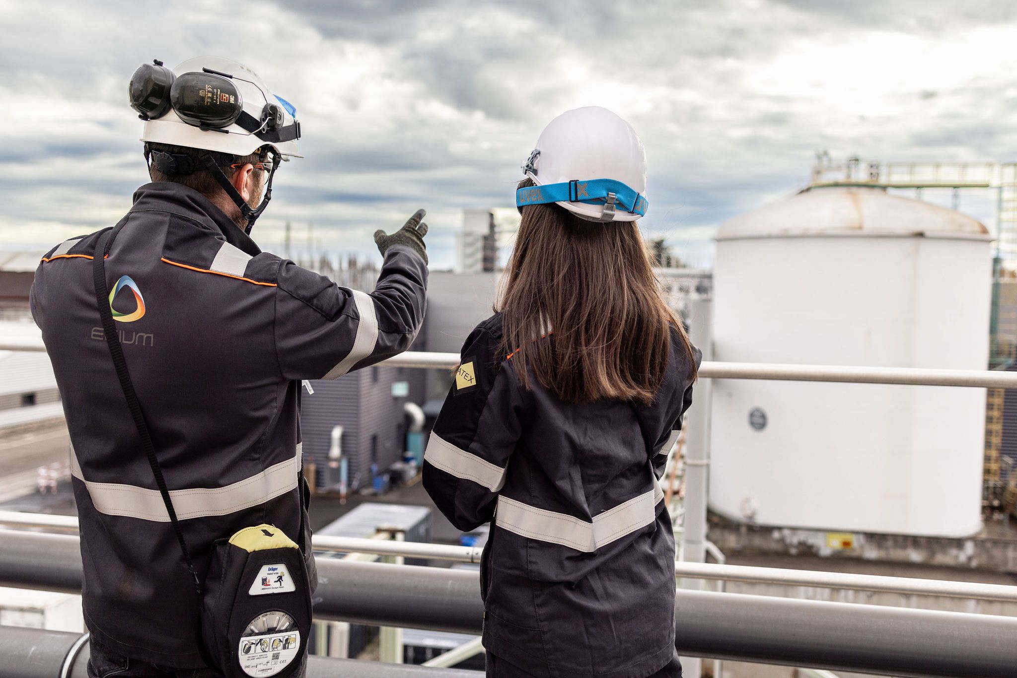 Profesionales utilizando tecnología en una instalación industrial